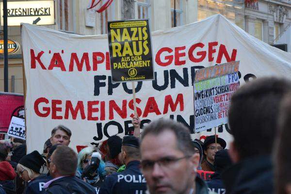 Die am Graben angelangten Demonstranten werden von der Polizei durch Absperrungen von den Teilnehmern der FPÖ-Veranstaltung abgeschirmt. Immer wieder skandieren die Demonstranten: "Nazis raus, Nazis raus."