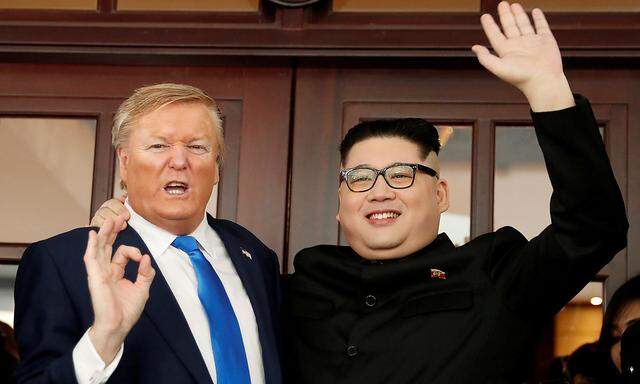 Dieses Paar zieht schon vor der Ankunft der Originale in Hanoi alle Blicke auf sich: Trump-Imitator Russell White darf bleiben, Kim-Look-a-like Howard X muss abreisen.