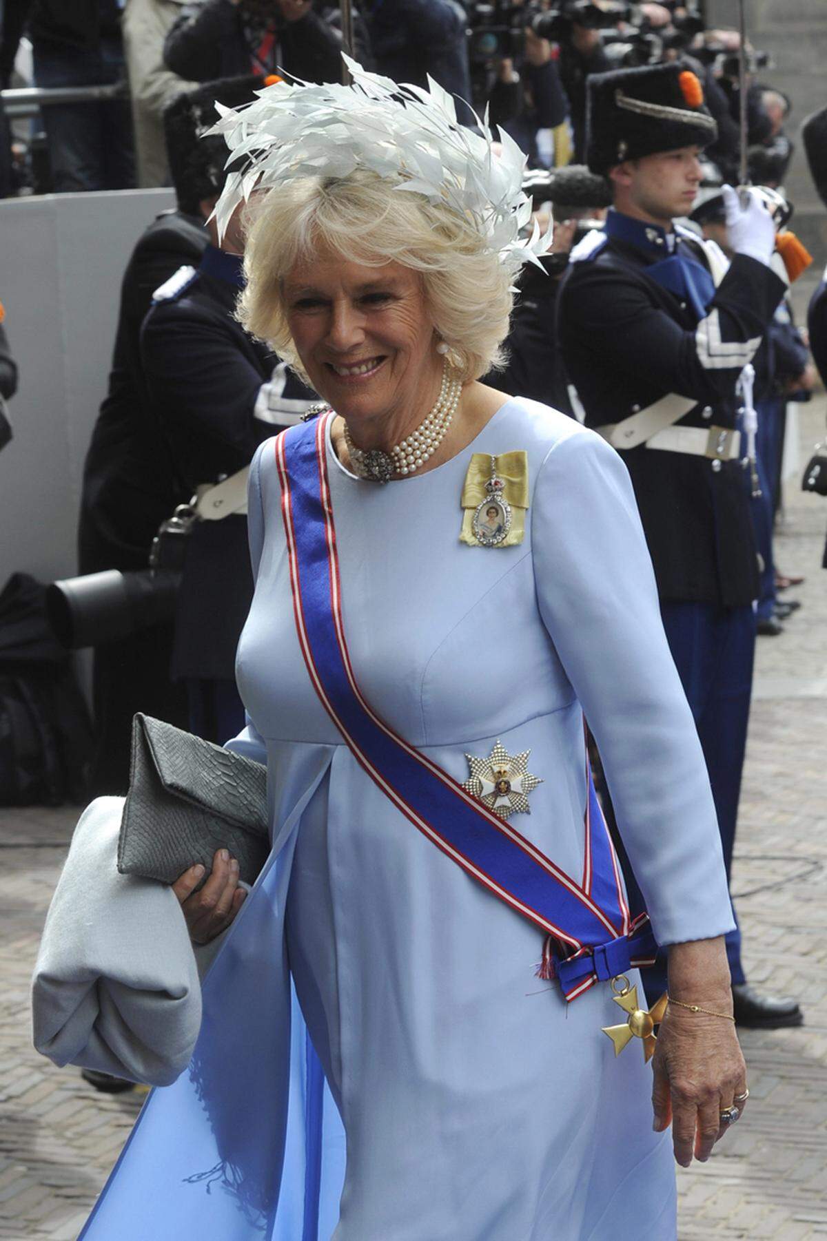 Herzogin Camilla von Cornwall schien den inoffiziellen Dresscode erraten zu haben und kam in himmelblau mit Kronprinz Charles.