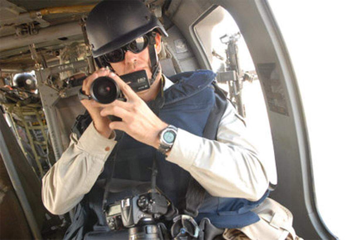 Fünf Jahre nach der von den USA angeführten Invasion im Irak reiste Thomas Seifert erneut in den Irak. Im Bild: Seifert in einem Blackhawk-Hubschauber der US-Armee auf dem Flug von Bagdad nach Taji. Seine Erfahrungen und Erlebnisse dokumentierte er mit einer Videoreportage und in einem Blog: "Fünf Jahre danach."
