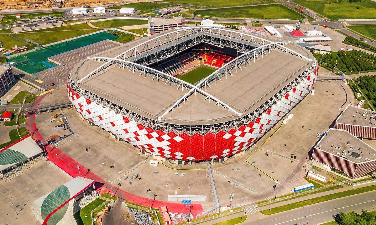 Das Spartak Stadion befindet sich in der russischen Hauptstadt Moskau. Die Arena ist benannt nach dem Verein, der in ihr beheimatet ist: Spartak Moskau. Die Kapazität des Stadions beträgt 45.360 Plätze. In der Spielstätte werden vier Gruppenspiele sowie ein Achtelfinalspiel ausgetragen. Hier erstrahlt die Arena in den Farben ihrer Heimmannschaft. Die farbliche Gestaltung der Fassade kann aber verändert werden.