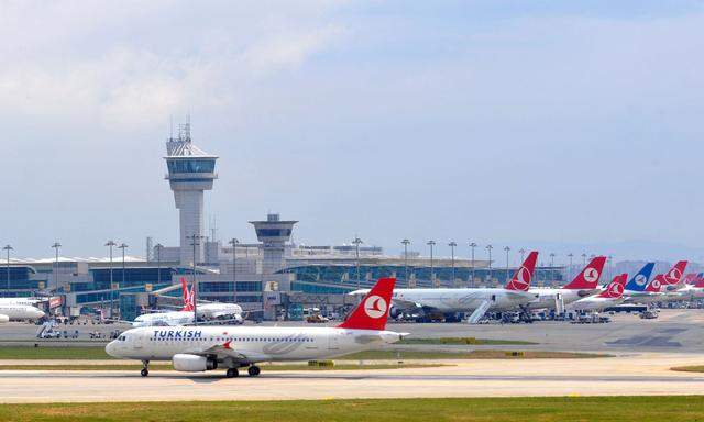 FILES-TURKEY-Istanbul sollte als Heimatflughafen der Turkish sogar Dubai den Rang ablaufen. Jetzt scheinen die Pläne nur allzu kühn. ATTACKS-AIRPORT