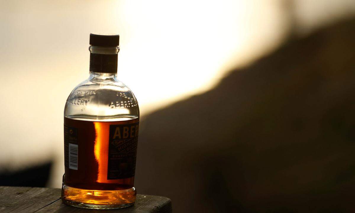 Zuckercouleur: Der Zusatz von Zuckercouleur (E 150a), um den Whisky mehr Farbe zu geben, ist erlaubt.