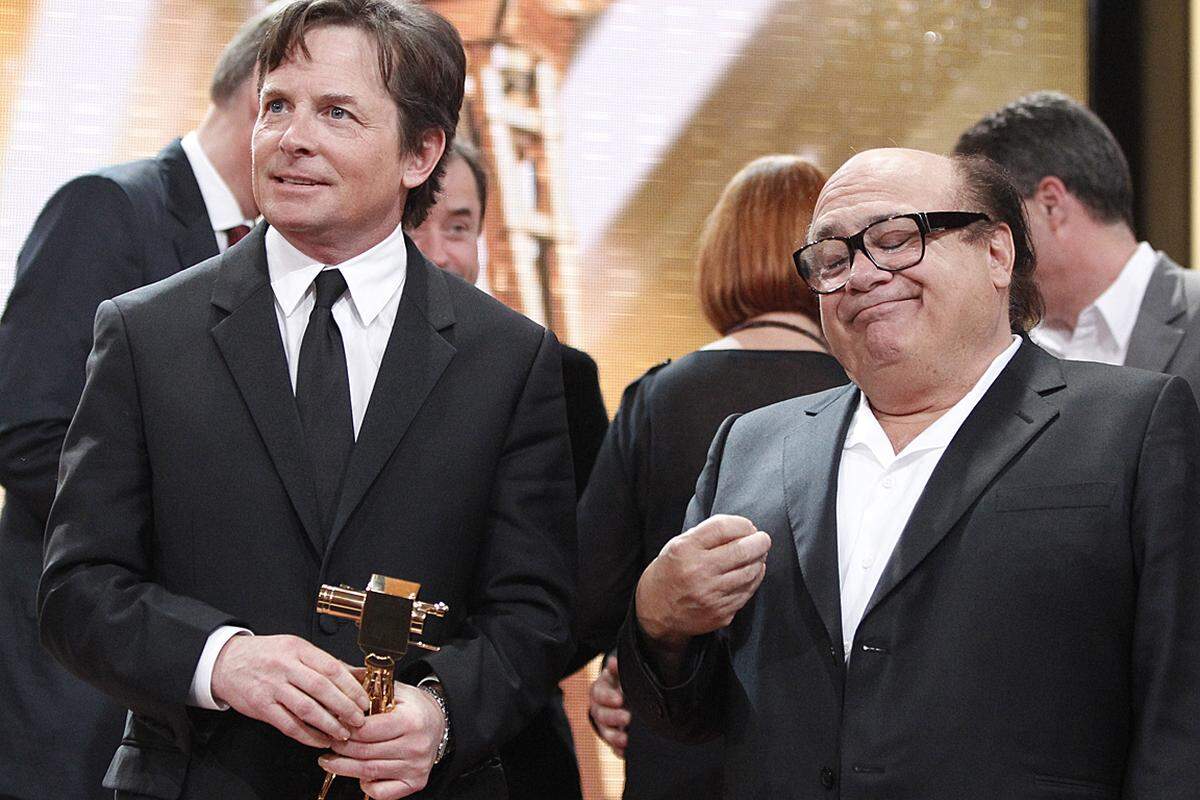 In Europa sah man Michael J. Fox zuletzt im Februar 2011. Der 1,62 Meter große Hollywoodstar bekam in Berlin eine "Goldene Kamera" für sein Lebenswerk. Obwohl von seiner Krankheit gezeichnet, ist er ein ewiger Optimist. Michael J. Fox hat mittlerweile akzeptiert mit Parkinson zu leben und zieht sogar Positives daraus ... Im Bild: Mit Laudator und Schauspielkollege Danny DeVito.