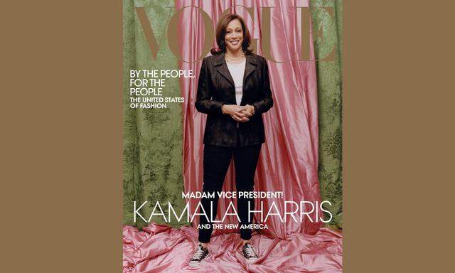Die zukünftige US-Vizepräsidentin am Cover der "Vogue": In Turnschuhen vor Satinvorhängen.