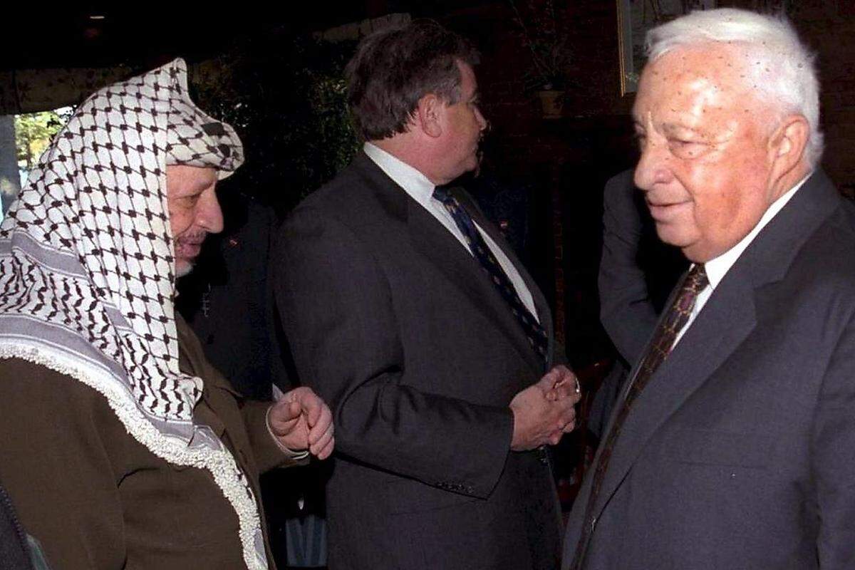 Auge in Auge mit dem Gegner: Der damalige Außenminister Ariel Scharon während der Verhandlungen von Wye Plantation 1998 mit Palästinenserführer Yassir Arafat. Näher sind sich die beiden Politiker nie gekommen. Zu einem Händedruck kam es nicht.