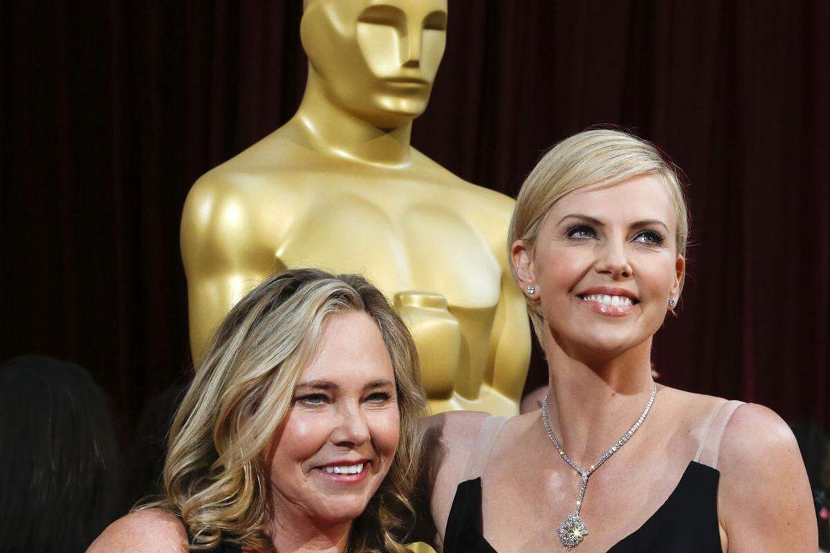 Weil der Muttertag naht werfen wir einen Blick in den genetischen Ursprung von Hollywoods Elite. Die Südafrikanerin Charlize Theron und ihre Mutter Gerda bei den Oscars 2014.