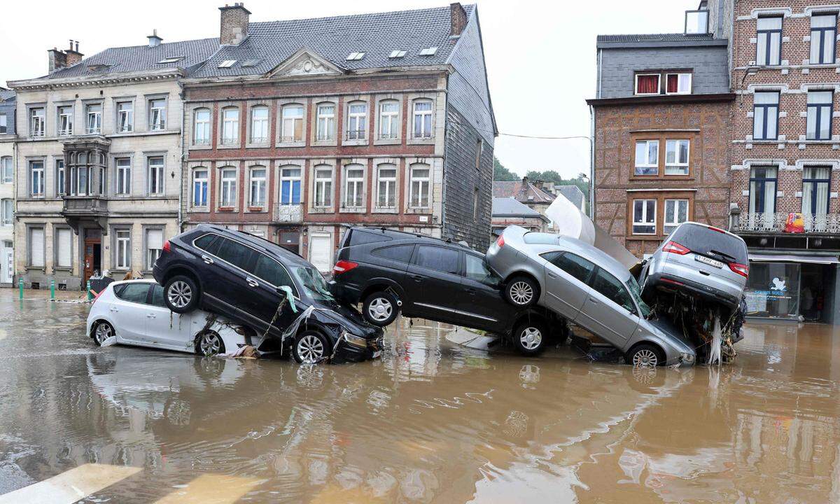 15. Juli. Dieses Foto zeugt von der verheerenden Unwetterkatastrophe, die sich im Juli in Teilen Deutschlands, Belgiens, Luxemburgs und der Niederlande abspielte. 190 Menschen kamen dabei ums Leben. Besonders betroffen war der belgische Ort Verviers.