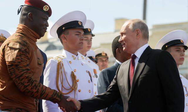 Gemeinsam gegen den „Neokolonialismus“ der USA und der Europäer. Burkina Fasos Staatschef, Hauptmann Ibrahim Traoré, traf Wladimir Putin in St. Petersburg. 