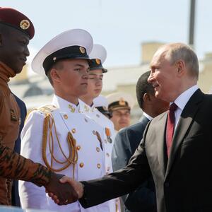 Gemeinsam gegen den „Neokolonialismus“ der USA und der Europäer. Burkina Fasos Staatschef, Hauptmann Ibrahim Traoré, traf Wladimir Putin in St. Petersburg. 
