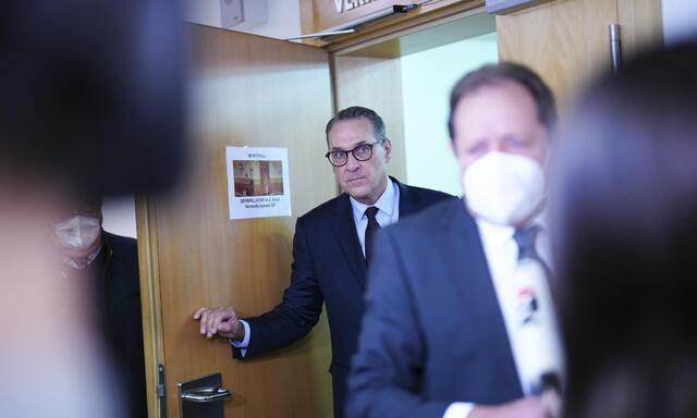 Heinz-Christian Strache fand sich zuletzt wiederholt auf der Anklagebank wieder. Ausgangspunkt ist die Ibiza-Affäre, die 2019 zum Zerbrechen der türkis-blauen Regierung geführt hat (Bild: Strache beim Prikraf-Prozess im Jänner dieses Jahres).