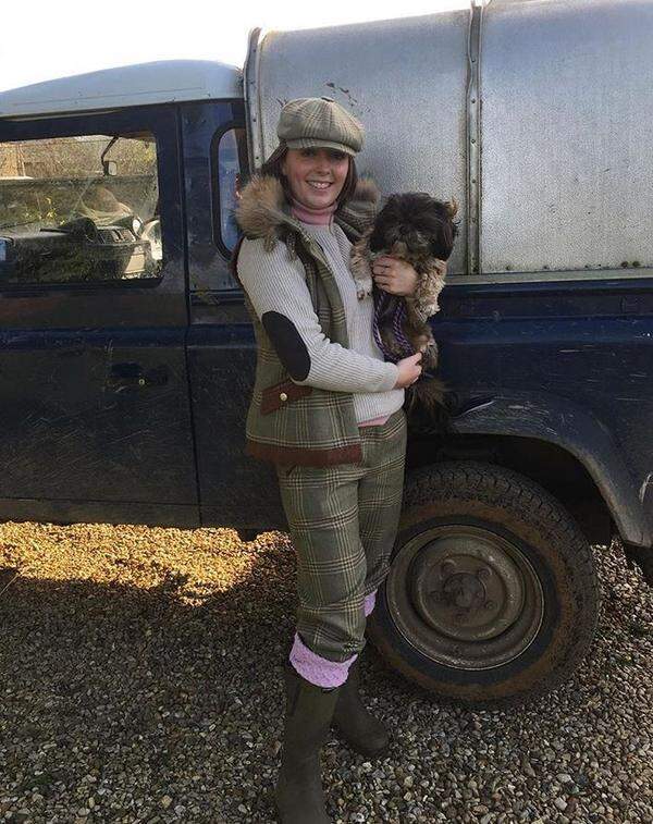 Das Leben des Country set haben die Schwester von der Pike auf gelernt. Hier posiert Lady Eliza vollumfänglich in Tweed und mit Hund.