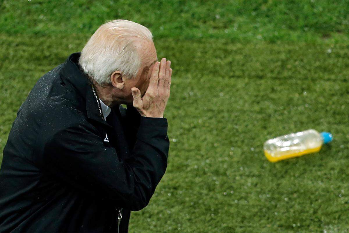 Giovanni Trapattoni mag zwischenzeitlich nicht mehr hinsehen. Wegsehen würde sich in der Tat anbieten.