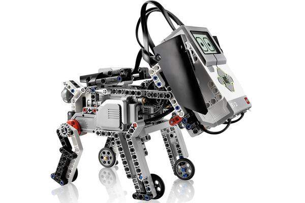 Lego zeigt auf der CES die dritte Generation seiner Roboterplattform Mindstorms. Mit dem System soll das Roboter-Basteln für Kinder einfacher werden. Neu ist auch eine Steuerung per iPhone oder Android. Mindstorms EV3 kommt mit einer Bauanleitung für 17 Roboter, darunter auch der hier gezeigte Hund. Im Herbst soll das System auf den Markt kommen, Preis ist noch keiner bekannt.
