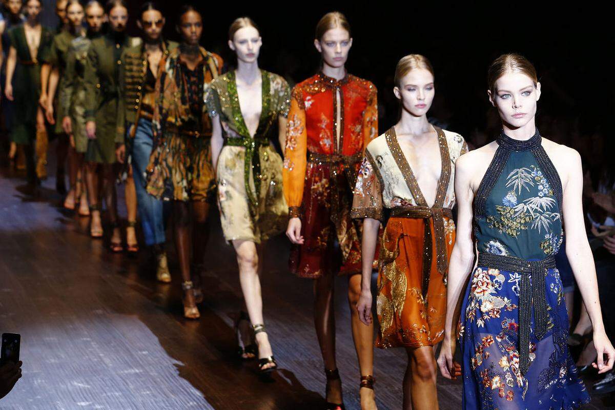 Auf der Fashion Week in Mailand pr&auml;sentierte Gucci sich facettenreich. In der Kollektion f&uuml;r den Fr&uuml;hling und Sommer 2015 ist ein Muss: Starke Farben, Seiden anmutende feine Stoffe, Blumenmuster und eine Brise Asia-Chic.