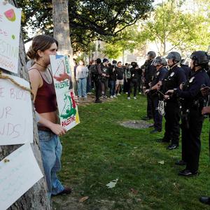 Studenten und Polizisten stehen sich am Campus der Southern California University gegenüber.