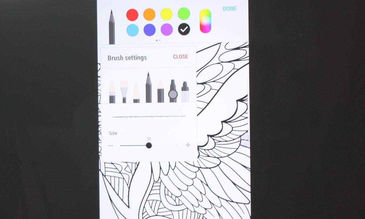 Die Malbücher für Erwachsene sind jetzt auch digital. Wer gerne unterwegs entspannen möchte, ohne Buntstifte und Bücher im Gepäck zu haben, können das jetzt direkt auf dem Note 8 machen. Wer nicht filigran und genau darauf arbeiten kann, oder wem schlichtweg die Geduld dafür fehlt, gibt es innerhalb der App auch Pen.up kleine Schummelhilfen.