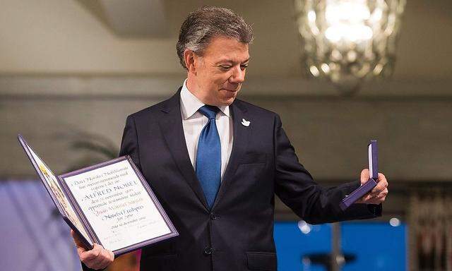 Juan Manuel Santos begutachtet den Preis