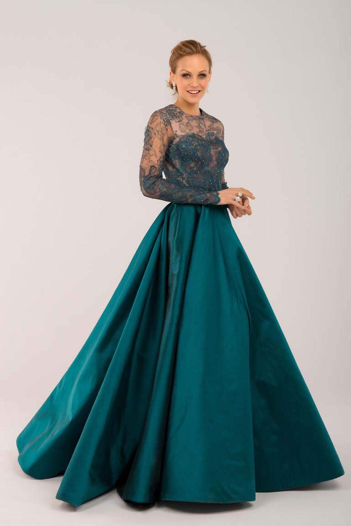Opernball-Moderatorin Mirjam Weichselbraun macht um ihr Kleid auch kein Geheimnis. Sie trägt ein dunkelgrünes Kleid des Wiener Designers Jürgen Christian Hoerl. Die Robe besteht aus Seidentaft und türkischer Spitze.