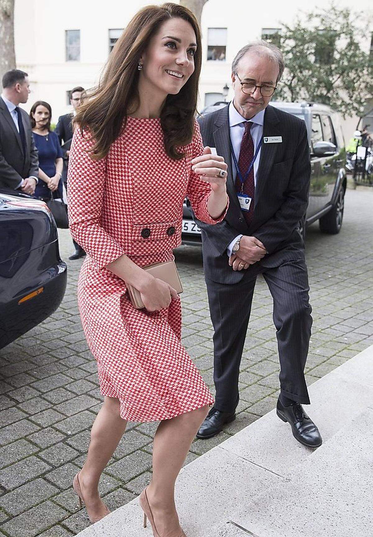 Die Herzogin von Cambridge gilt als Meisterin des Recyclings - von Kleidungsstücken. Ihre Kunst vollführte sie auch bei einem Termin Ende März in London. In einem gewagten Schachzug tauschte sie die vormals schwarzen Accessoires zum Eponine-London-Ensemble gegen beige (Schuhe von Gianvito Rossi, Clutch von L. K. Bennett). Die Frisur blieb dieselbe.