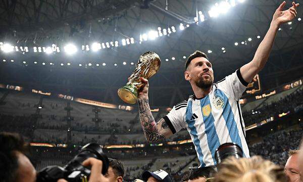 Lionel Messi und sein Objekt der Begierde: der WM-Pokal. Fußballgeschichte hat er auch schon lange davor geschrieben.