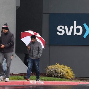 Nicht im Regen stehen lassen wollen US-Regierung und US-Notenbank zumindest die Kunden der in die Pleite gerutschten SVB.