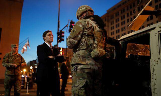 Verteidigungsminister Mark Esper beim Gespräch mit einem Nationalgardisten über den Einsatz in Washington, D.C.