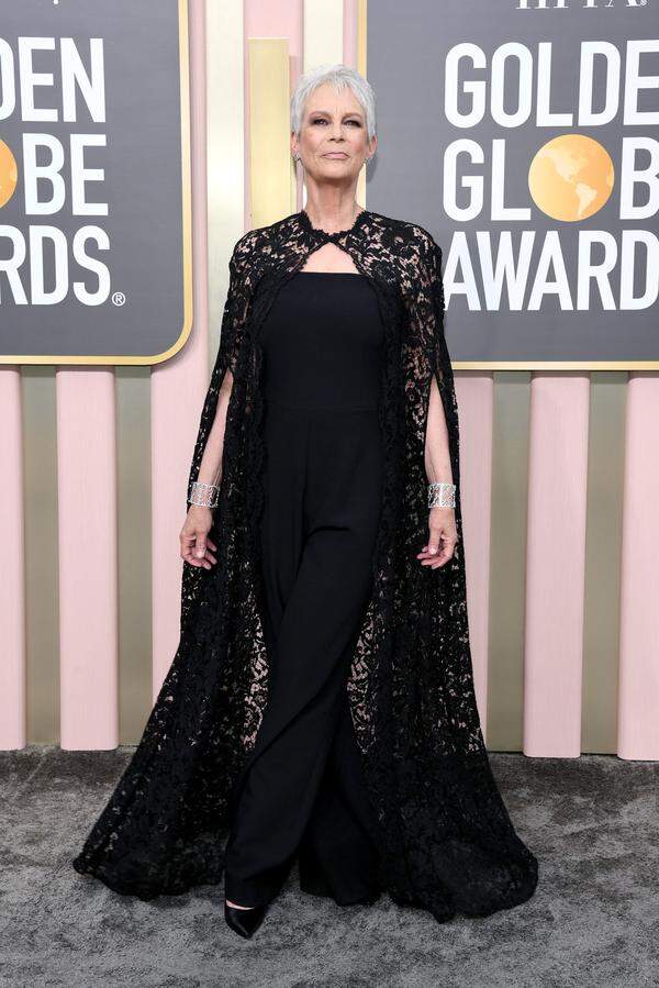 Jamie Lee Curtis trug einen Overall, dazu ein Cape aus floraler Spitze. Sie war für ihre Rolle in "Alles auf einmal" als beste Nebendarstellerin in einem Kinofilm nominiert.