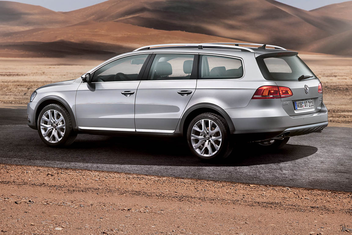 VW hat eine Lücke zwischen Passat Variant und Tiguan entdeckt. Diese soll der Passat Alltrack schließen. Optisch im SUV-Stil mit erhöhter Bodenfreiheit. Allradantrieb ist bei den stärksten Varianten (170 PS Diesel und 210 PS Benziner) serienmäßig. Der Allrounder kostet mindestens 36.990 Euro.