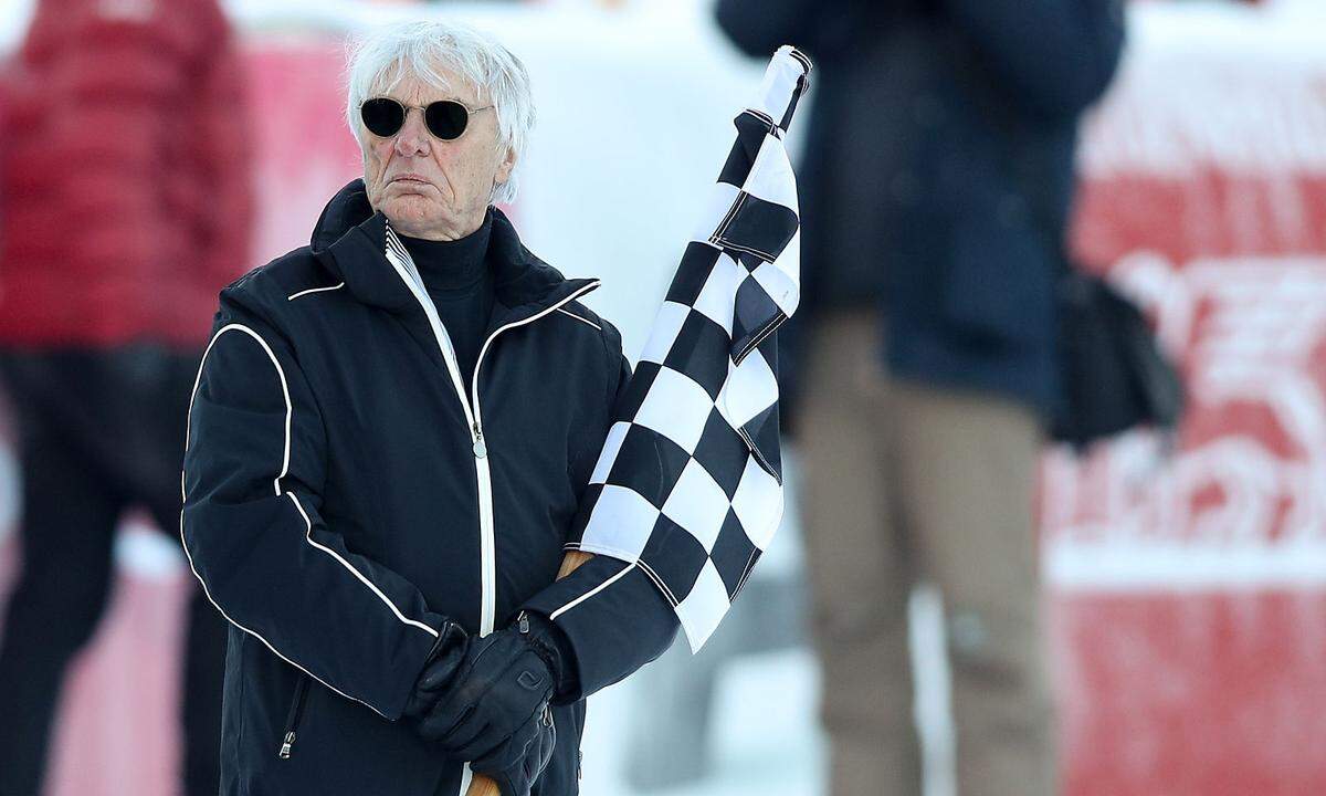 "Ich denke, wenn die Leute 100 werden, dann sollten sie anfangen, über die Pension nachzudenken. Ich bin da aber nicht sicher." Ecclestone vor seinem 80. Geburtstag im Jahr 2010 Im Bild: Als Zielrichter heuer in Kitzbühel