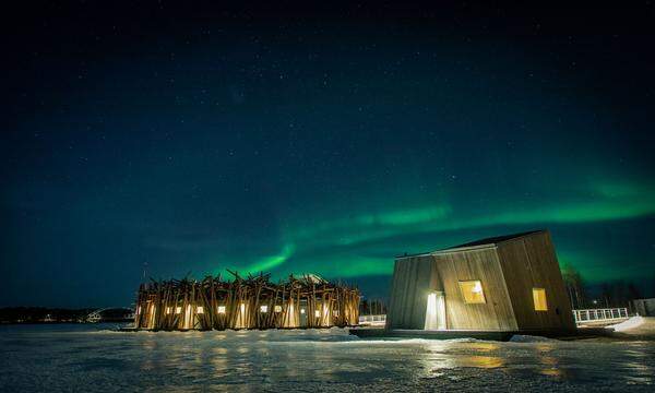 In Kreisform auf dem Lule Fluss nahe der Kleinstadt Harads in Lappland/Schweden, wurde das neue Floating Spa Hotel von AnnKathrin Lundqvist erbaut. In der Mitte befindet sich ein großes (Eis)Bad (links im Bild), umringt von Saunen (rechts), Spa-Raum und heißen Bädern. Designt wurden die Kabinen am Wasser von AnnKathrin Lundqvist.