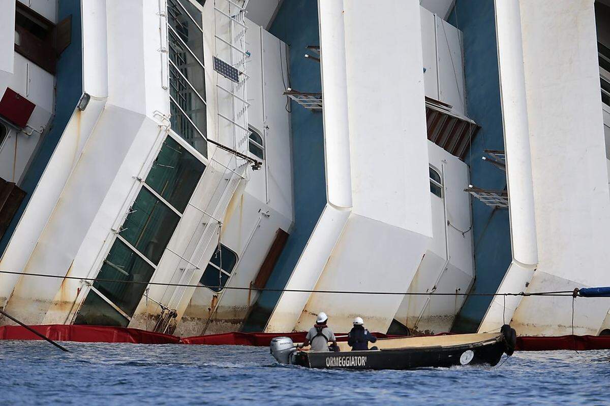 Dass sich etwas bewegte, war mit freiem Auge kaum zu erkennen. Lediglich der rostig-gräuliche Bereich des Schiff-Lacks zeigte an, welche Teile des Schiffs bereits aus dem Wasser aufgetaucht waren.