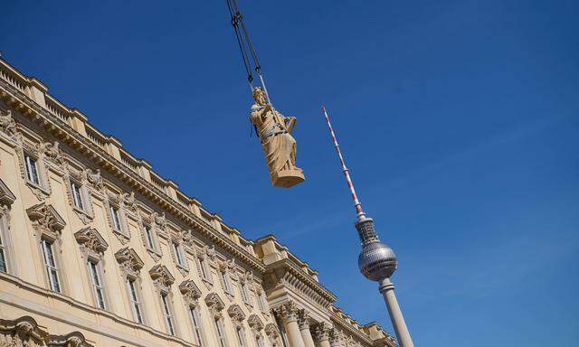 3,3 Meter groß, drei Tonnen schwer: An der Kuppel des Berliner Stadtschlosses werden derzeit acht Propheten-Figuren montiert.