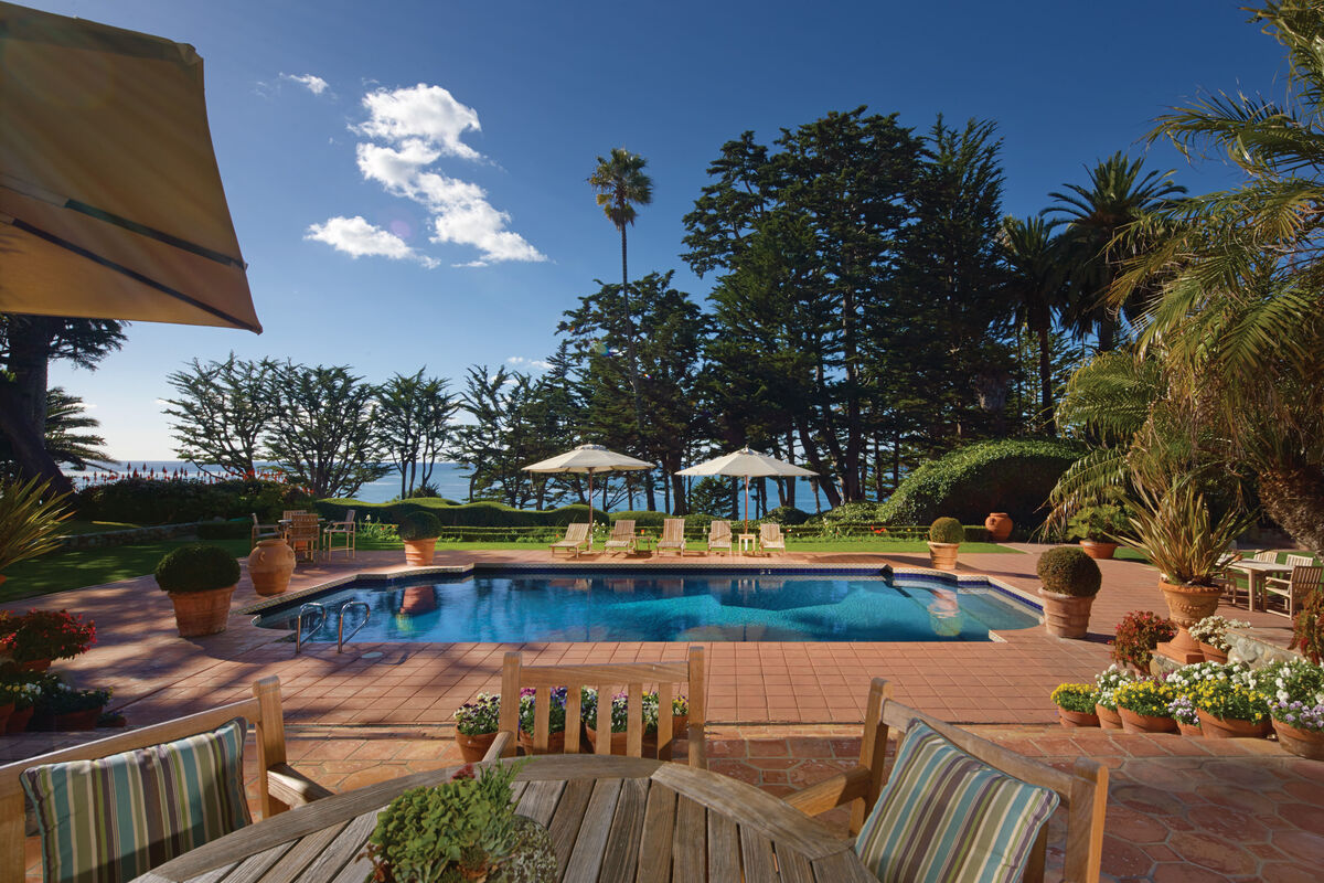 An der Stelle eines Tennisplatzes ließ Nixon einen Swimmingpool errichten.