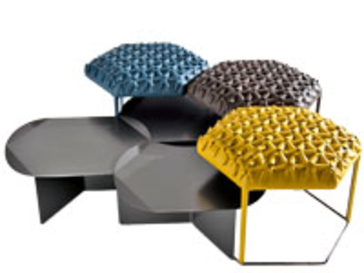 Grüppchenbildung. Eine Ottomane zum Sitzen mit Tischchen dazu, ausgedacht von atelier oi.