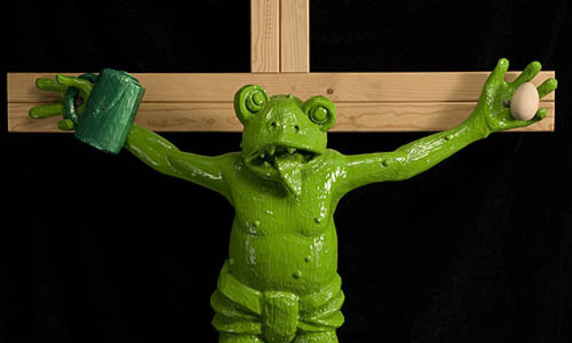 Kippenbergers gekreuzigter Frosch trägt den Titel 'Zuerst die Füße'