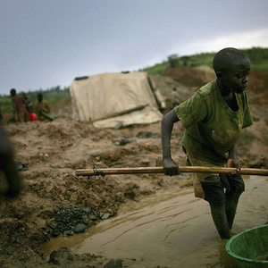 In Afrika müssen auch Kinder im Bergbau arbeiten. Westliche Konzerne tun sich schwer, solche Missstände für ihre gesamte Wertschöpfungskette auszuschließen.