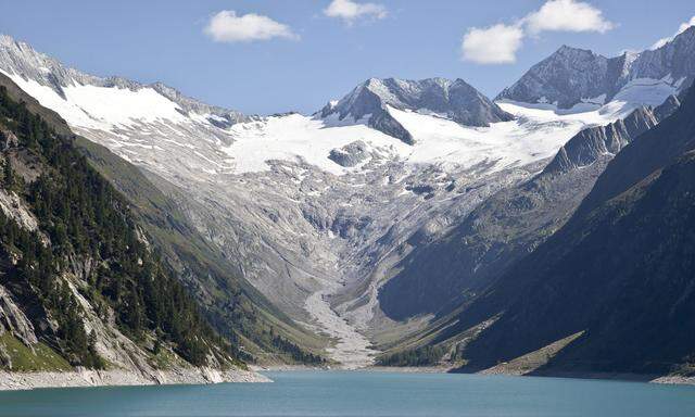 Massiv. Die Zillertaler Alpen mauern nach Süden. Davor: der Schlegeis Speicher.