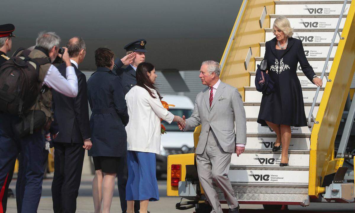 Der britische Thronfolger Prinz Charles und seine Ehefrau Camilla sind am Mittwochnachmittag in Österreich angekommen, der letzten Etappe ihrer einwöchigen Europa-Tour.