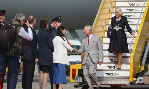 Der britische Thronfolger Prinz Charles und seine Ehefrau Camilla sind am Mittwochnachmittag in Österreich angekommen, der letzten Etappe ihrer einwöchigen Europa-Tour.