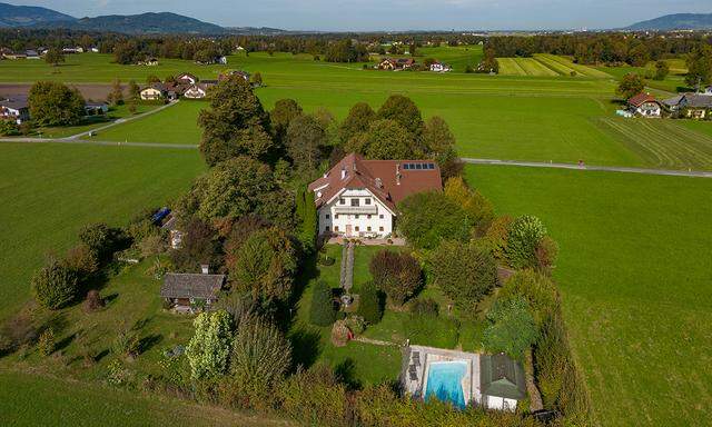 In Salzburg Stadt steht ein Bauernhaus zum Verkauf.
