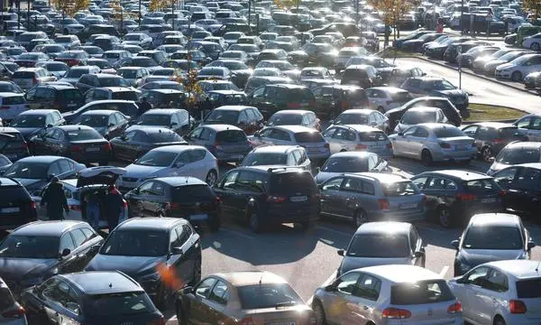 Parkplatz der Shopping City Süd (SCS) an einem Samstag. 