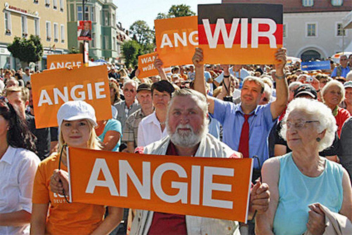 In Finsterwalde wurde Merkel mit den vorsorglich von der CDU ausgegebenen "Angie"-Schildern empfangen.