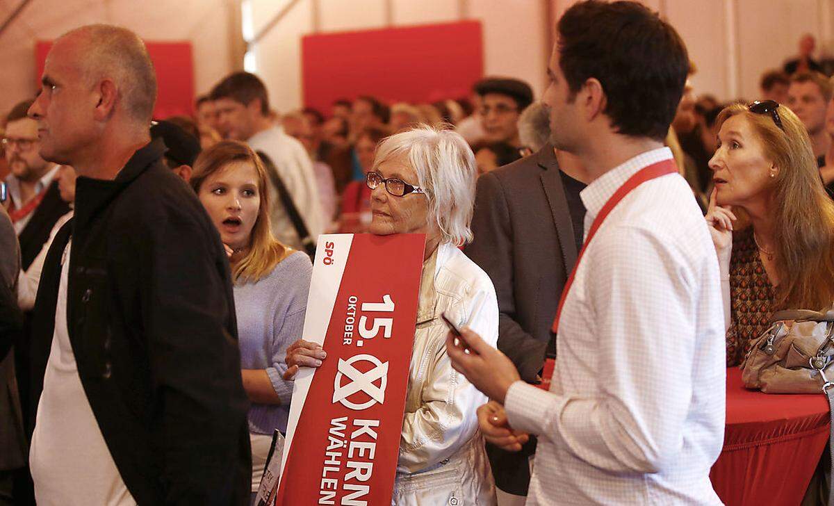 Die Wenigsten waren mit hohen Erwartungen gekommen, das vorläufig bessere Abschneiden der FPÖ vor der SPÖ dann aber manifestiert zu sehen, war für die Gäste im Zelt vor dem Burgtheater aber dann doch ein Schlag in die Magengrube.