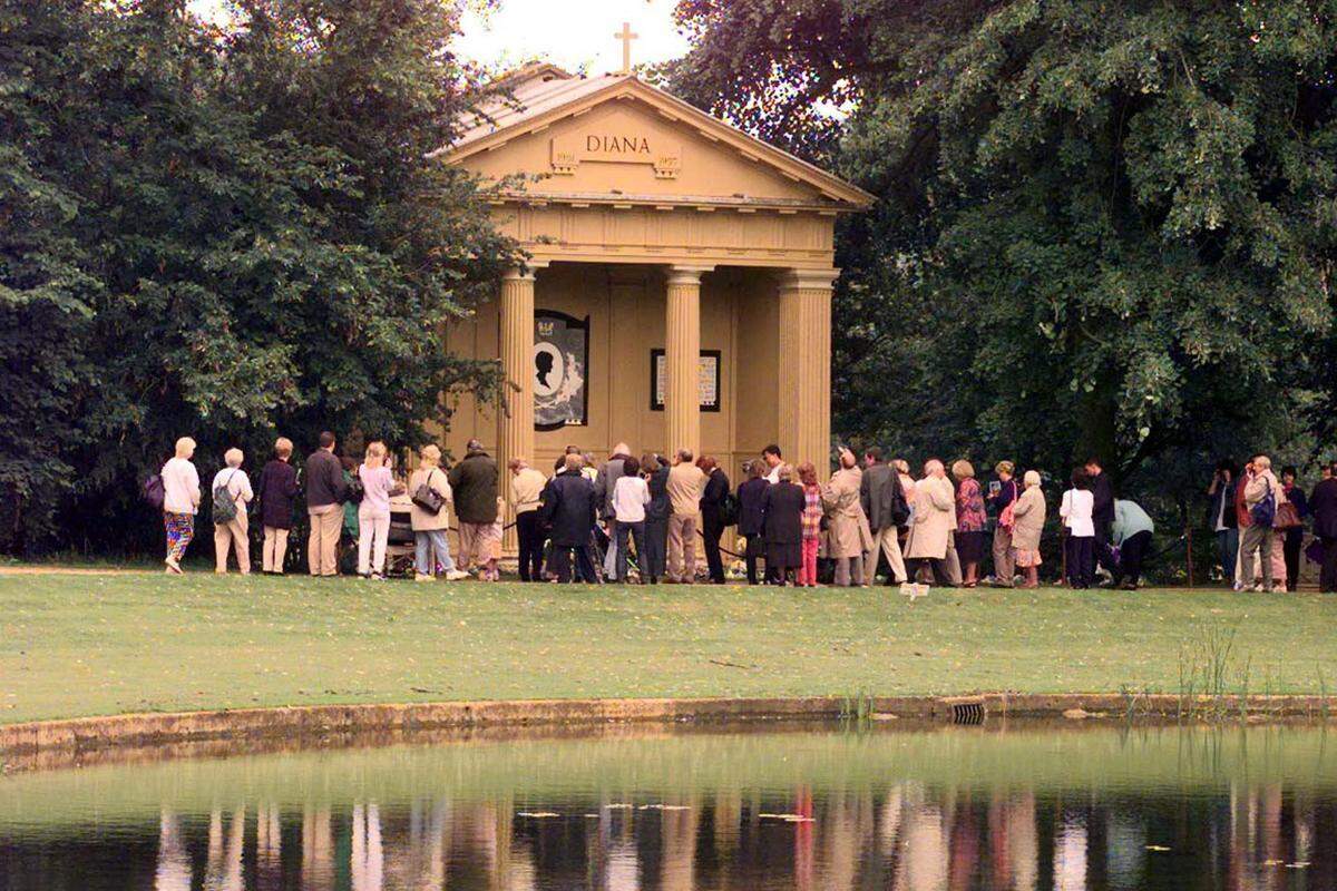 Ein Jahr später wurde Gut Althorp für Besucher geöffnet. Auf dem Anwesen befinden sich unter anderem ein Diana-Museum und ihr Grab.