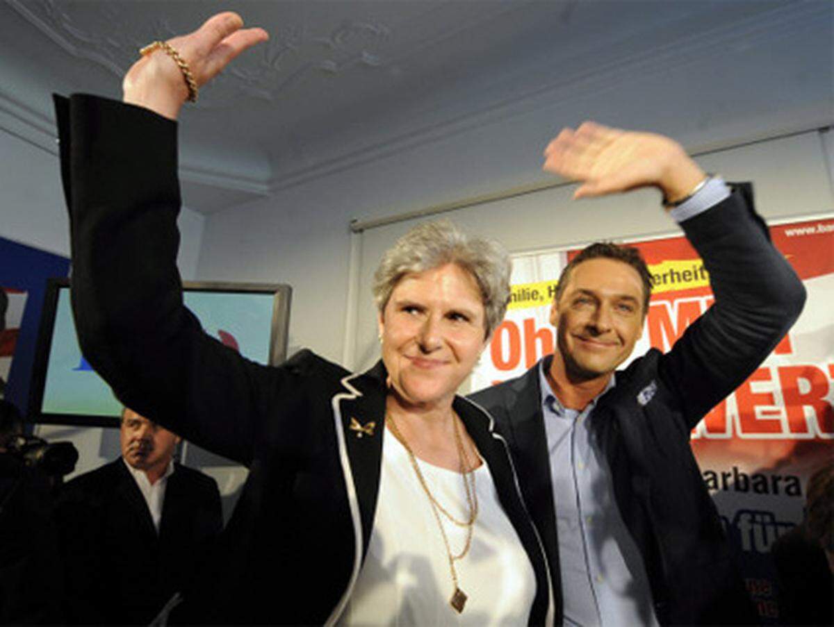In überschaubaren Grenzen hält sich die Wahlfeier für die freiheitliche Kandidatin Barbara Rosenkranz in der FPÖ-Bundesgeschäftsstelle. Bereits wenige Stunden nach der Bekanntgabe des Wahlresultats lichten sich die Reihen.
