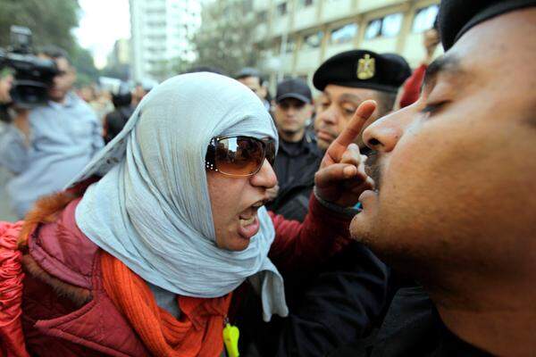Eine Ägypterin erregt sich besonders über die Polizeimethoden bei den Demos.