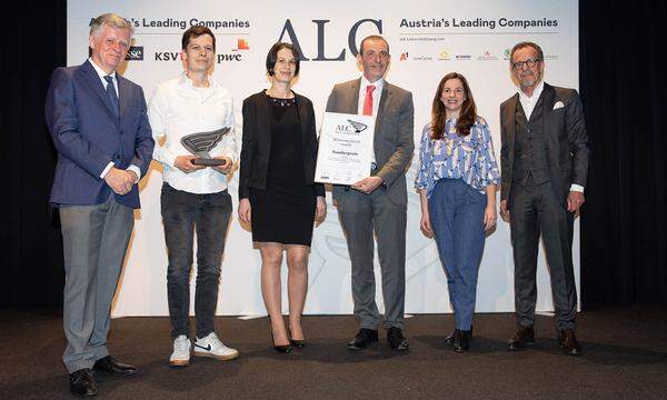 ALC-Sonderpreis für die BB Feinmechanik aus Klagenfurt (v.l.): Essl Foundation-Manager Michael Fembek, Feinmechanik-Produktionsleiter Lukas Rud, die Assistentin der Geschäftsführung Karoline Kampl, Geschäftsführer Franz Krametter, autArk-Repräsentantin Tina Malle und Landtagsabgeordneter Herwig Seiser.