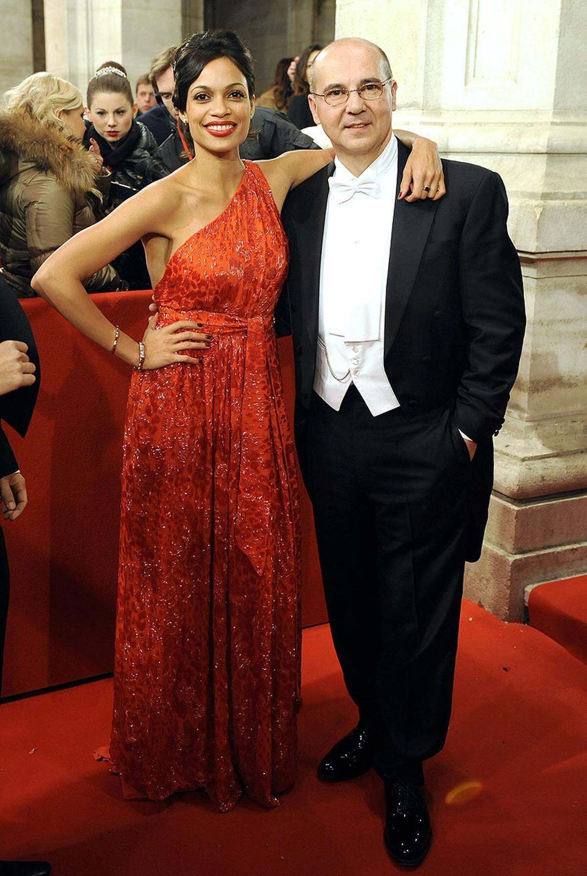 Schulterfrei - die US-Schauspielerin Rosario Dawson kam in einem assymetrischen Kleid zum Ball.