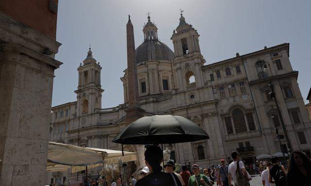 Im beliebten Urlaubsziel Italien kämpft man mit extremer Hitze, aber auch Unwetter.